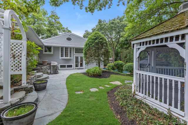 15 Veronica Court, Smithtown, NY 11787