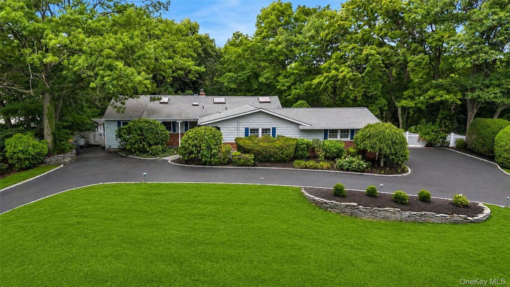 15 Veronica Court, Smithtown, NY 11787