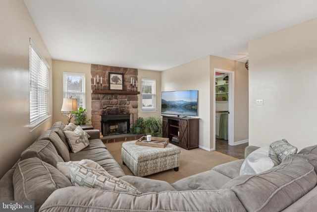 54 S COUNTY LINE RD, Telford, PA 18969