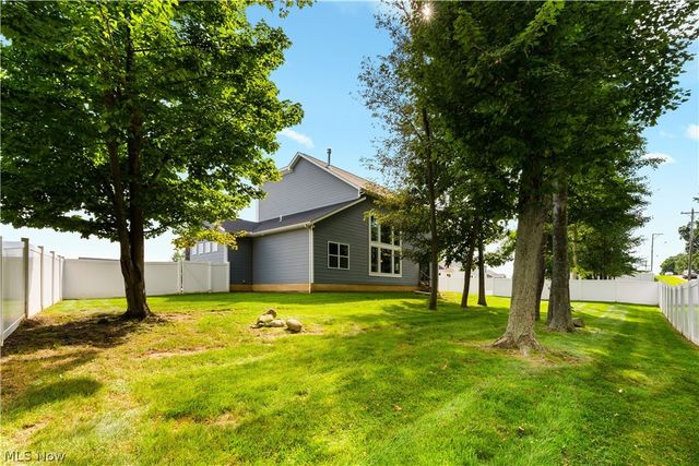 5585 Shadow Ridge Circle NW, North Canton, OH 44720