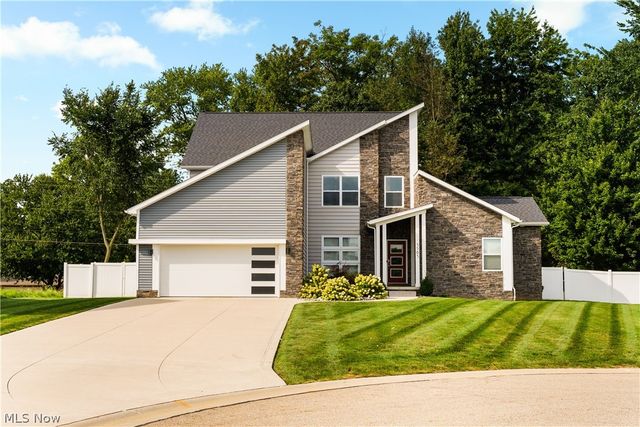5585 Shadow Ridge Circle NW, North Canton, OH 44720