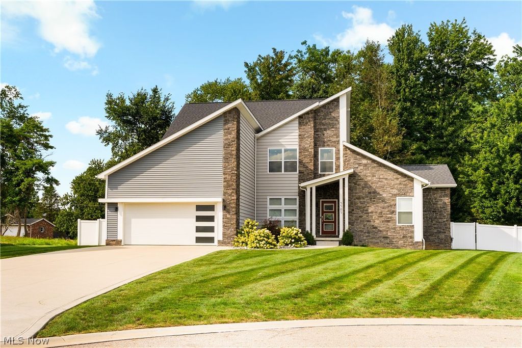 5585 Shadow Ridge Circle NW, North Canton, OH 44720