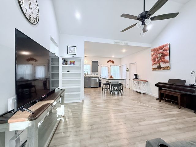 1021 Woodmont Dr, Dickson, TN 37055