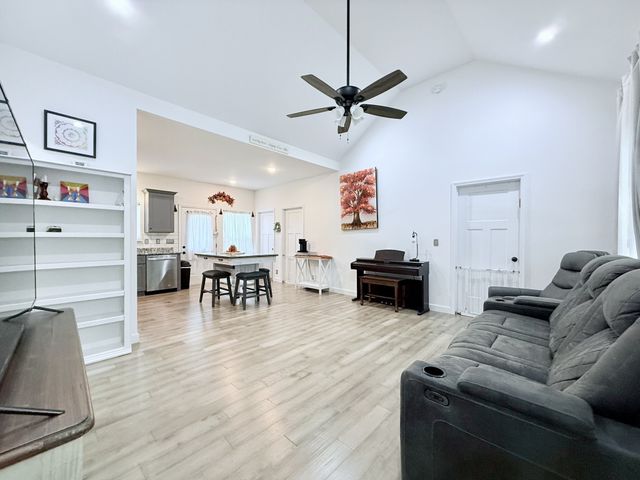 1021 Woodmont Dr, Dickson, TN 37055