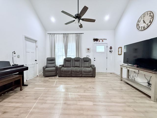 1021 Woodmont Dr, Dickson, TN 37055