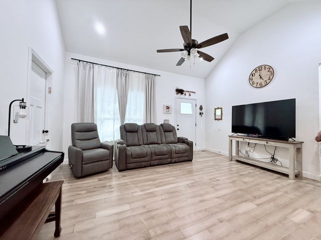 1021 Woodmont Dr, Dickson, TN 37055