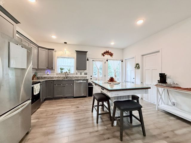 1021 Woodmont Dr, Dickson, TN 37055