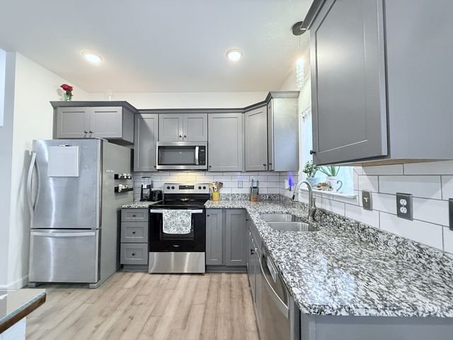 1021 Woodmont Dr, Dickson, TN 37055