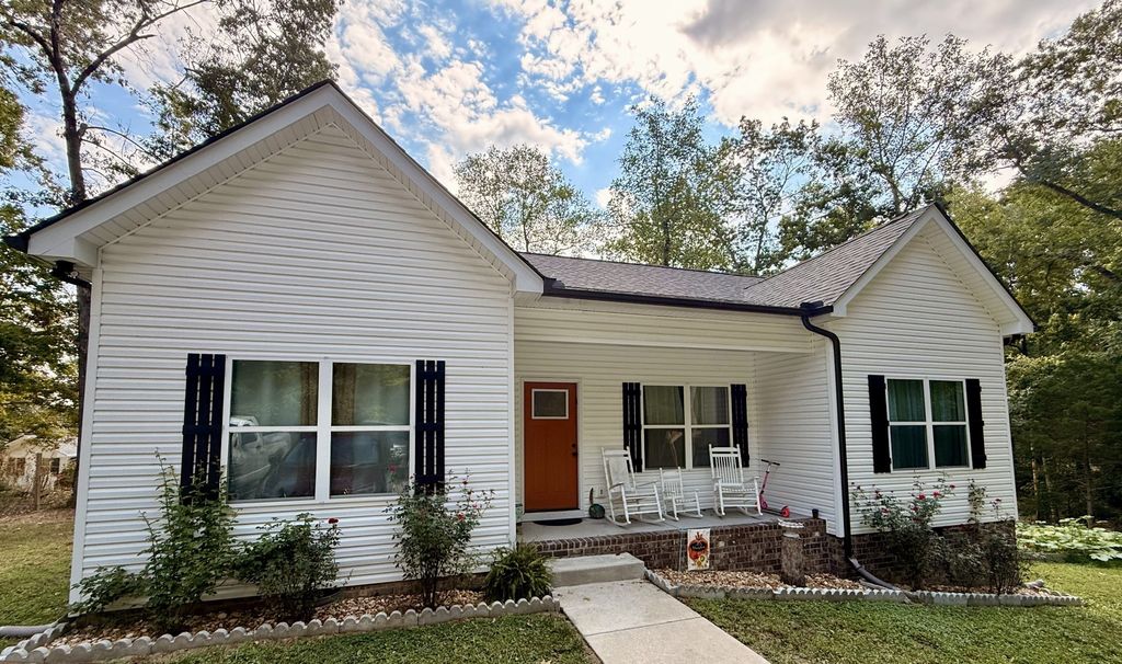 1021 Woodmont Dr, Dickson, TN 37055