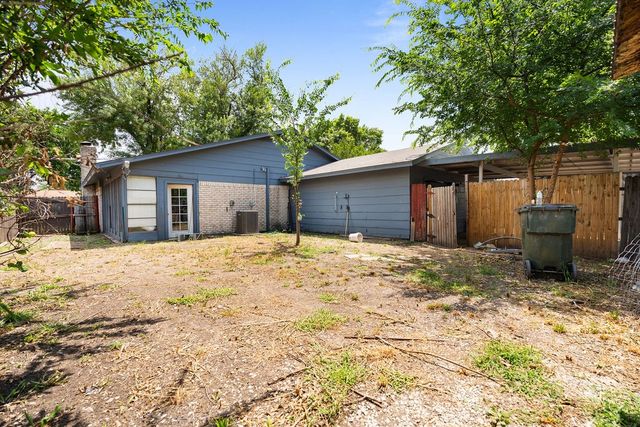 948 Meadowcove Circle, Garland, TX 75043
