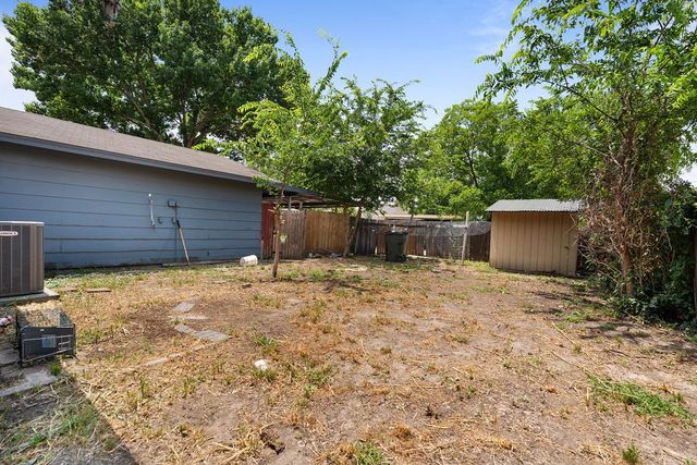 948 Meadowcove Circle, Garland, TX 75043
