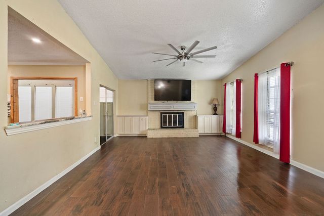 948 Meadowcove Circle, Garland, TX 75043