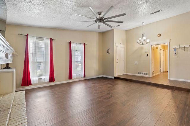 948 Meadowcove Circle, Garland, TX 75043