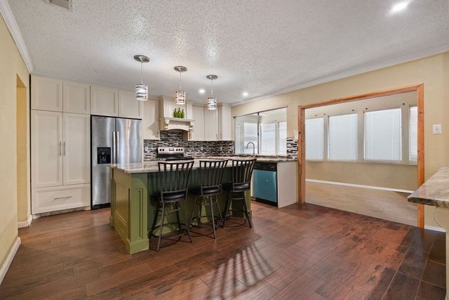 948 Meadowcove Circle, Garland, TX 75043
