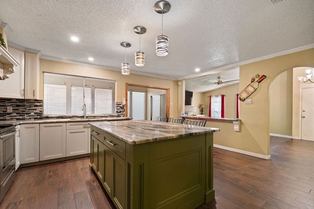 948 Meadowcove Circle, Garland, TX 75043