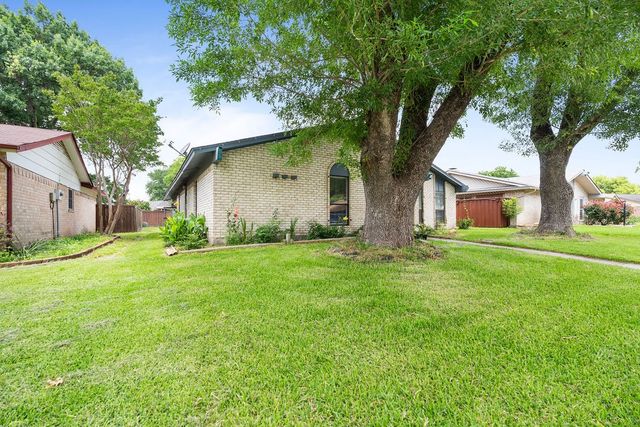 948 Meadowcove Circle, Garland, TX 75043