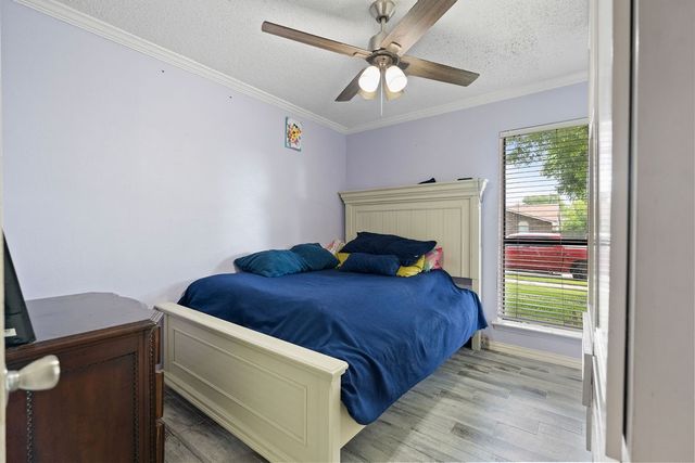 948 Meadowcove Circle, Garland, TX 75043