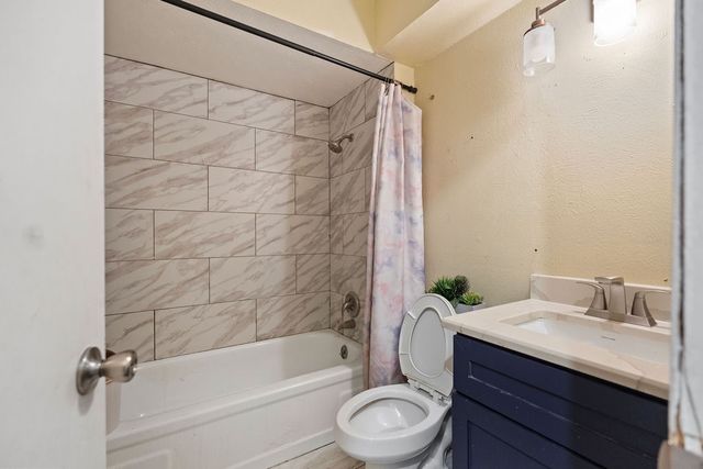 948 Meadowcove Circle, Garland, TX 75043