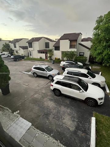 9704 NW 6th Ter 9704, Miami, FL 33172