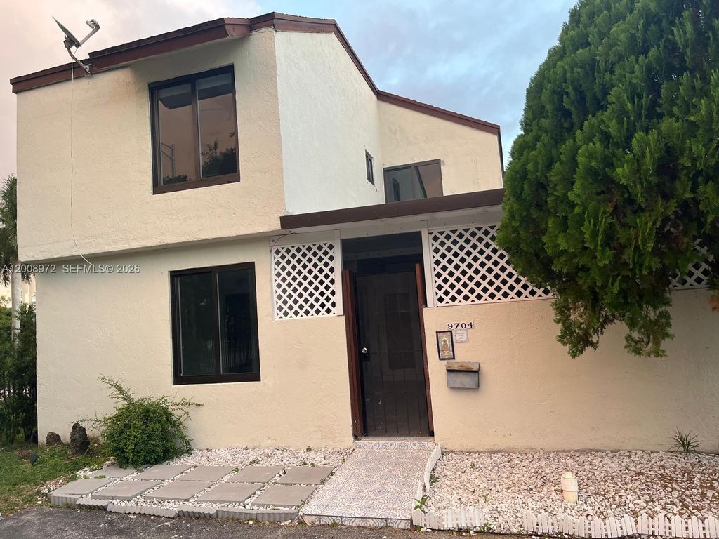 9704 NW 6th Ter 9704, Miami, FL 33172