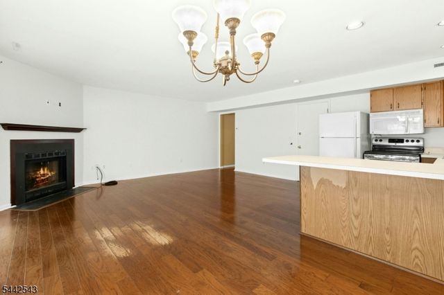 6 Crestwood Common, Scotch Plains Twp., NJ 07076