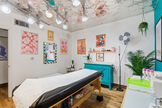 738 W Davis Street, Dallas, TX 75208