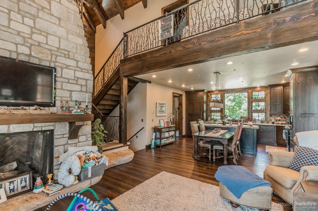 2866 State Hwy Dd, Branson West, MO 65737