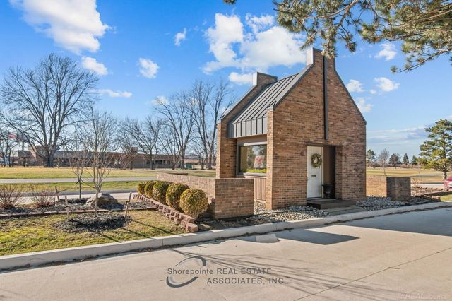 2116 Country Club Drive Unit 9, Saint Clair Shores, MI 48082