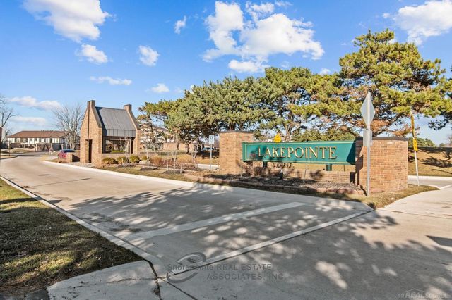 2116 Country Club Drive Unit 9, Saint Clair Shores, MI 48082