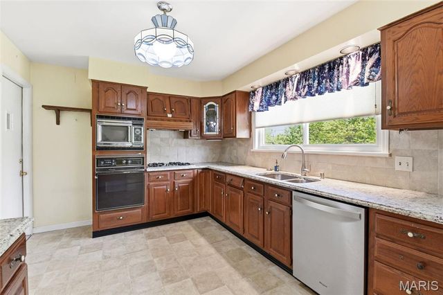 416 Scottfield Terrace, Ballwin, MO 63011