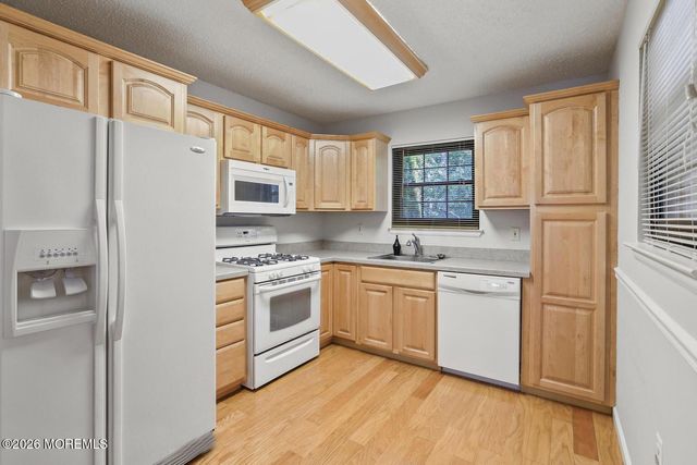 201 Larkspur Lane, Jackson, NJ 08527