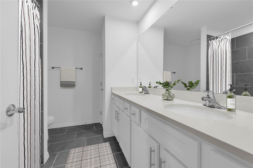 Image 14 of property listing at 5467 MEADOW WALK DRIVE, Davenport, FL 33837