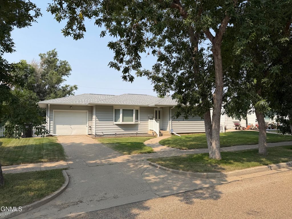 609 14th Avenue W, Williston, ND 58801 photo 1