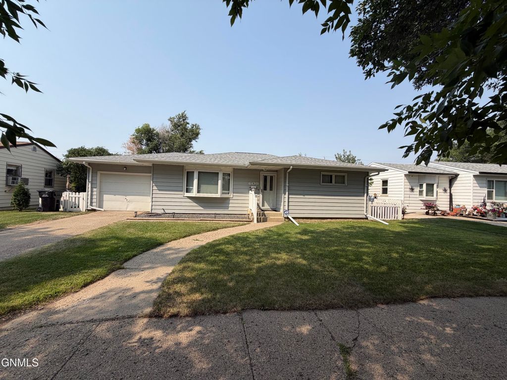 609 14th Avenue W, Williston, ND 58801 photo 2