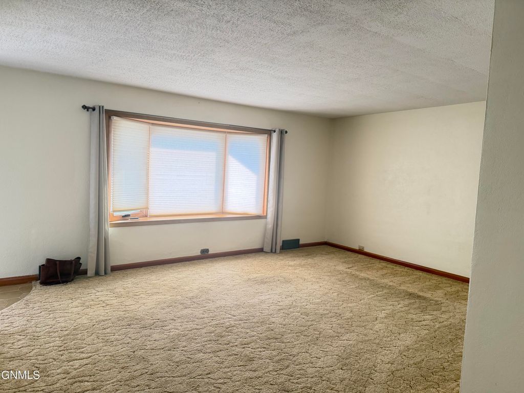 609 14th Avenue W, Williston, ND 58801 photo 4