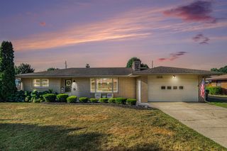 1050 S Trail Ln, Saint Joseph, MI 49085