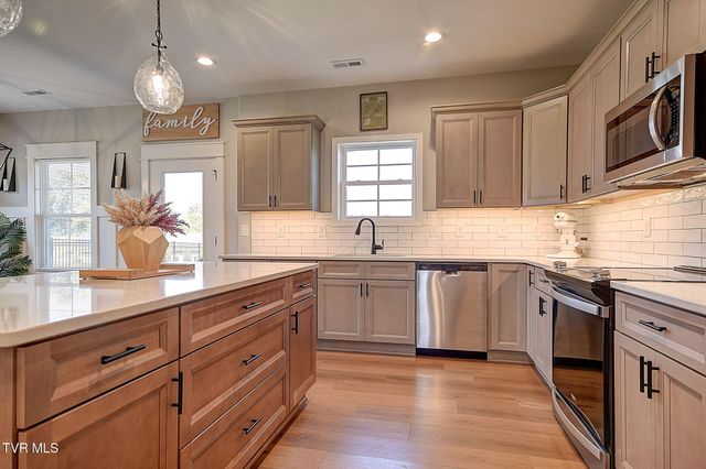 939 Daybreak Crest, Jonesborough, TN 37659