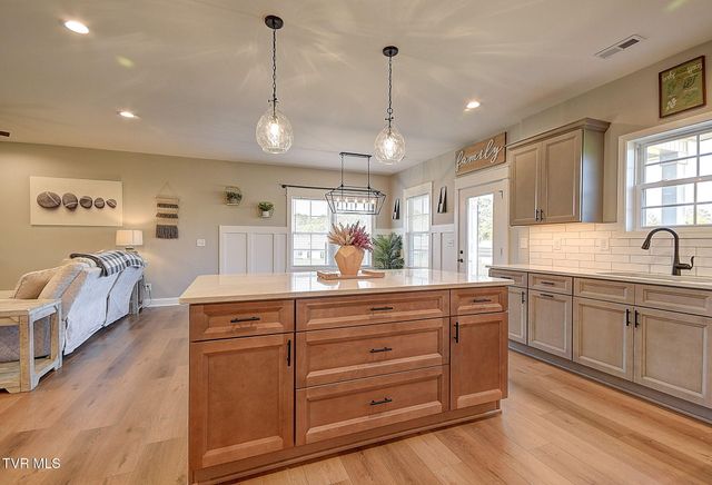 939 Daybreak Crest, Jonesborough, TN 37659
