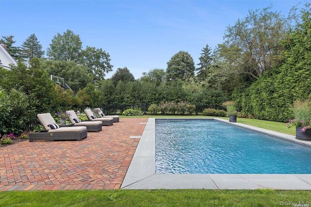 50 South Drive, Manhasset, NY 11030