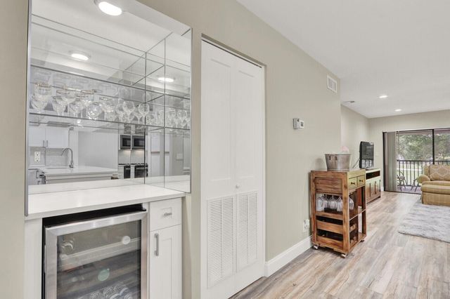12910 BRIARLAKE Drive 203, Palm Beach Gardens, FL 33418