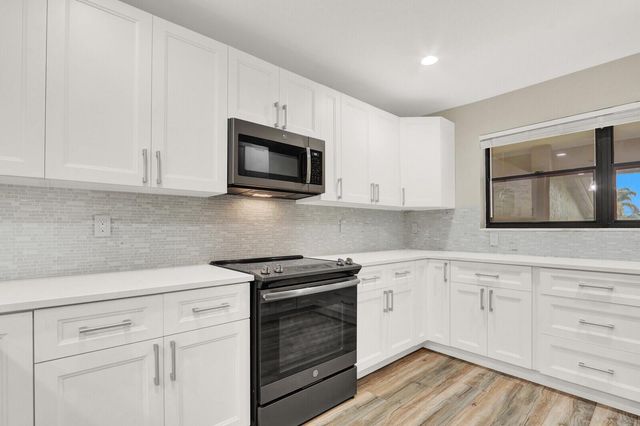 12910 BRIARLAKE Drive 203, Palm Beach Gardens, FL 33418