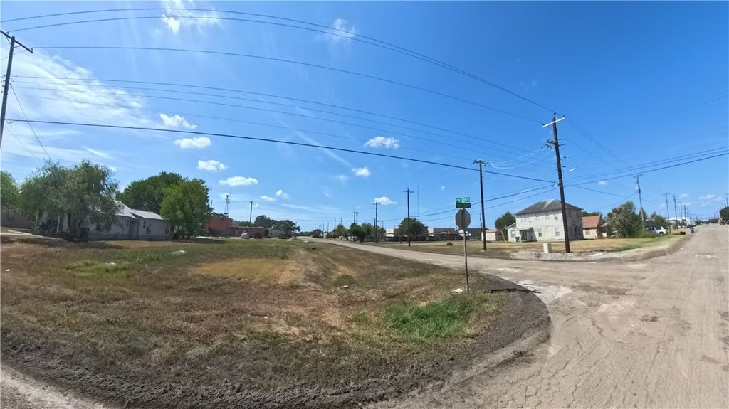 300 E Fulton St, Sinton, TX 78387 — exterior