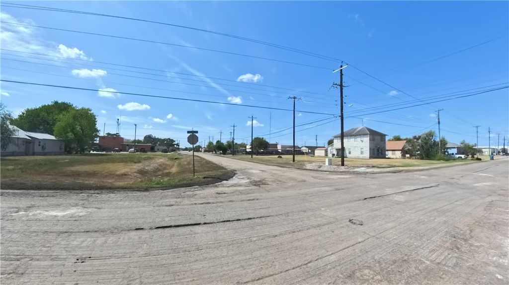 300 E Fulton St, Sinton, TX 78387 — photo 2