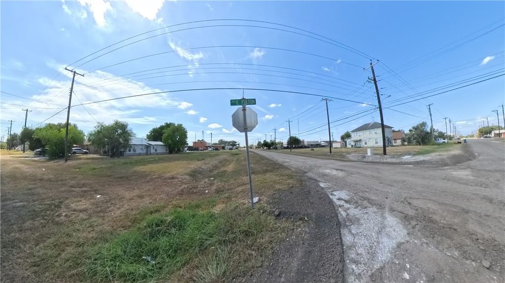 300 E Fulton St, Sinton, TX 78387 — photo 3
