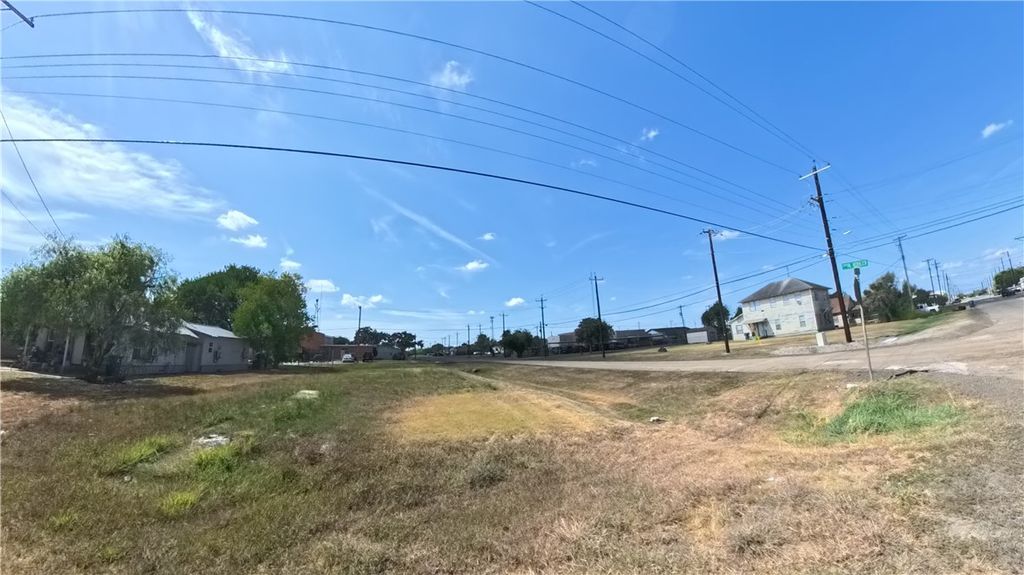 300 E Fulton St, Sinton, TX 78387 — photo 4