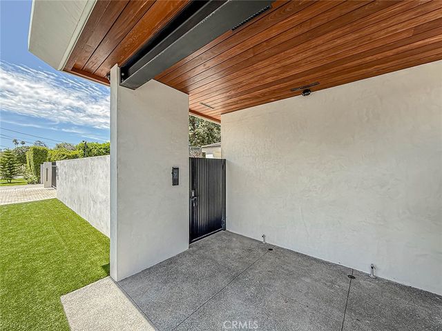 22921 Dolorosa Street, Woodland Hills, CA 91367