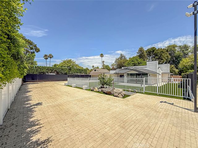 22921 Dolorosa Street, Woodland Hills, CA 91367