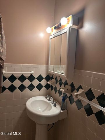 42 Kelton Avenue, Schenectady, NY 12307