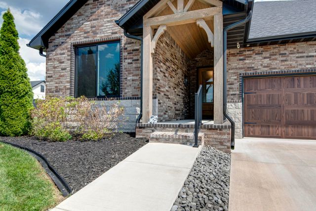 6002 S Kings Avenue, Springfield, MO 65810