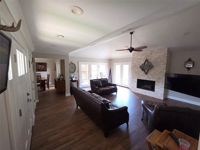 2621 Country Club Boulevard, Sugar Land, TX 77478